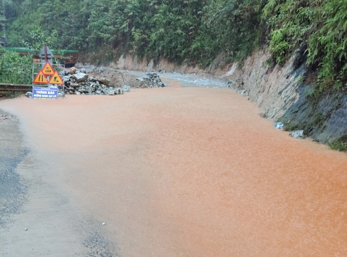 Cắm biển cảnh báo người và phương tiện không lưu thông qua khu vực nguy hiểm