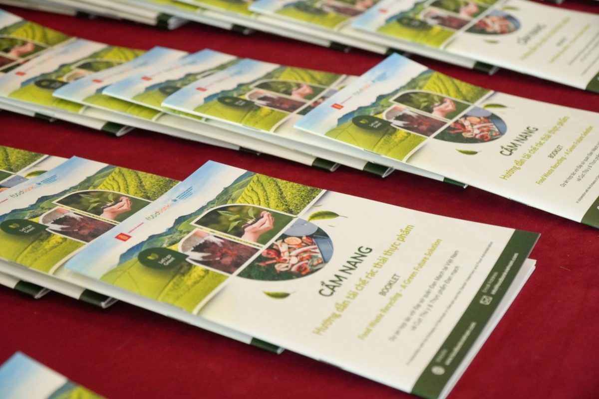 Cẩm nang gồm 5 chương với nội dung cụ thể, trực quan gồm: Giới thiệu thách thức và cơ hội từ thực phẩm thừa, kêu gọi hành động giảm lãng phí; Phân loại thực phẩm thừa và thực phẩm thải bỏ; Các hình thức tái sử dụng và tái chế thực phẩm thừa và thực phẩm thải bỏ; Mô hình áp dụng: Mạng lưới Ngân hàng thực phẩm Việt Nam đã triển khai như thế nào?; Cung cấp tài liệu, biểu mẫu, sơ đồ và hướng dẫn truyền thông cộng đồng, giúp nhân rộng hoạt động tái chế thực phẩm thải bỏ.