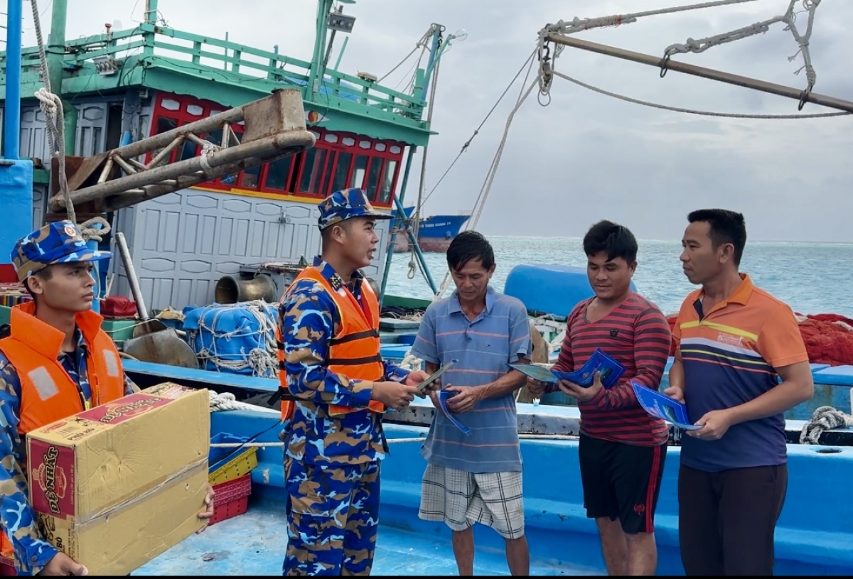 Cán bộ, chiến sĩ đảo Đá Lớn Tuyên truyền cho ngư dân về các quy định IUU