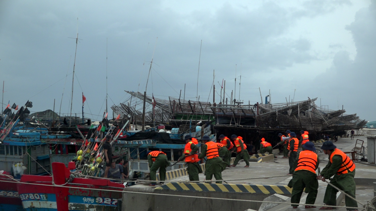 Cán bộ chiến sĩ đảo Nam Yết giúp ngư dân chằng buộc gia cố tàu