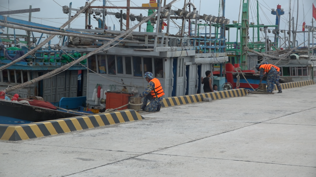 Cán bộ chiến sĩ đảo Sơn Ca giúp tàu cá ngư dân neo đậu