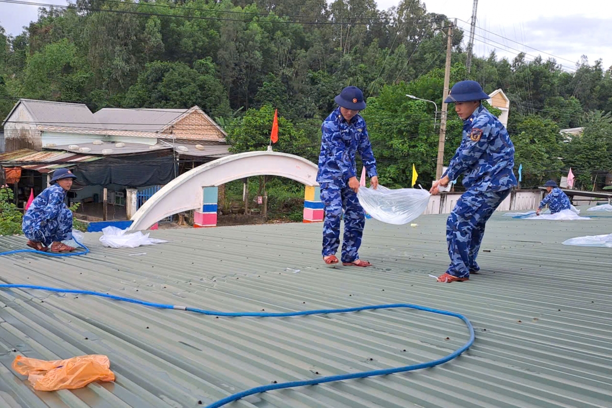 Cán bộ, chiến sĩ Hải đội 23, Bộ Tư lệnh Vùng Cảnh sát biển 2 hỗ trợ Trường mầm non Bình Đông sẵn sàng ứng phó siêu bão 13.