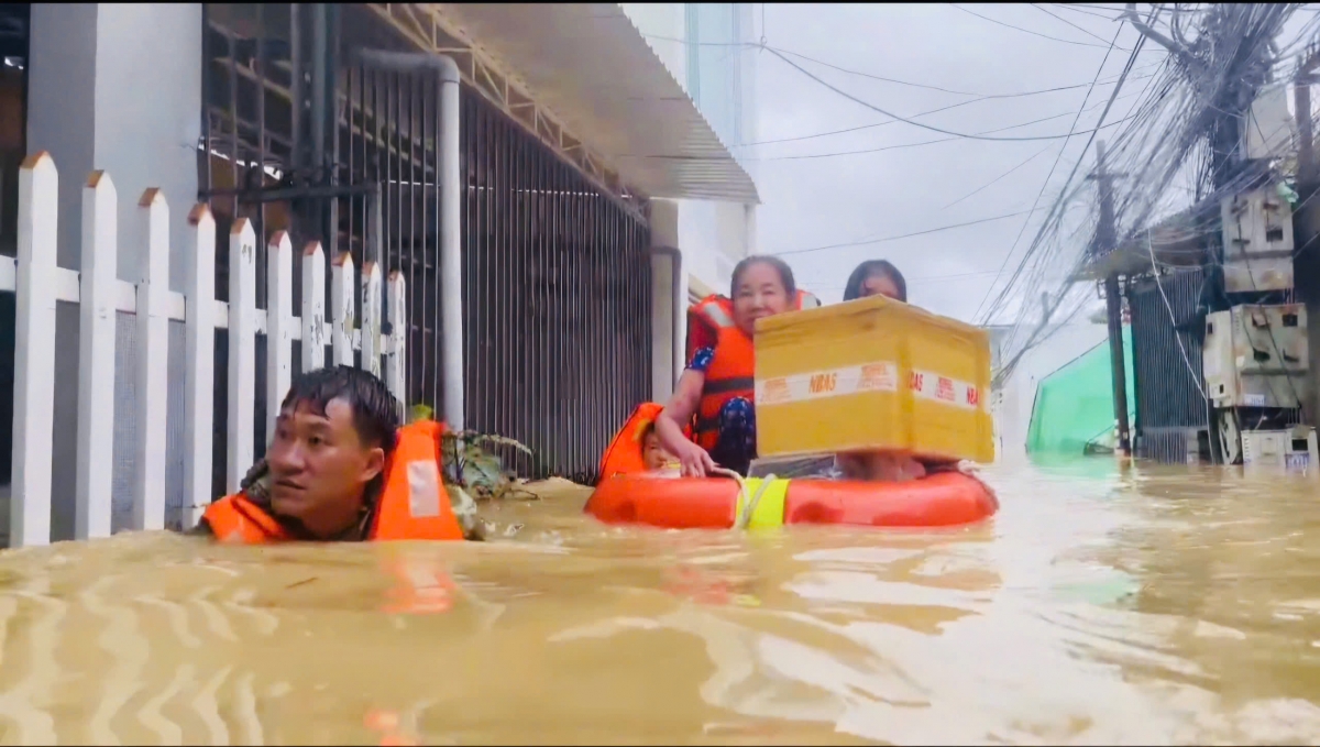 Đưa người dân ra khỏi vùng ngập sâu
