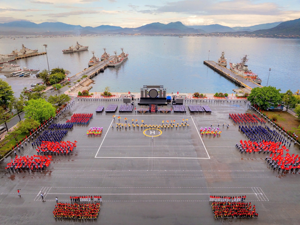 Cán bộ, đoàn viên Vùng 4 Hải quân luyện tập đồng diễn nghệ thuật