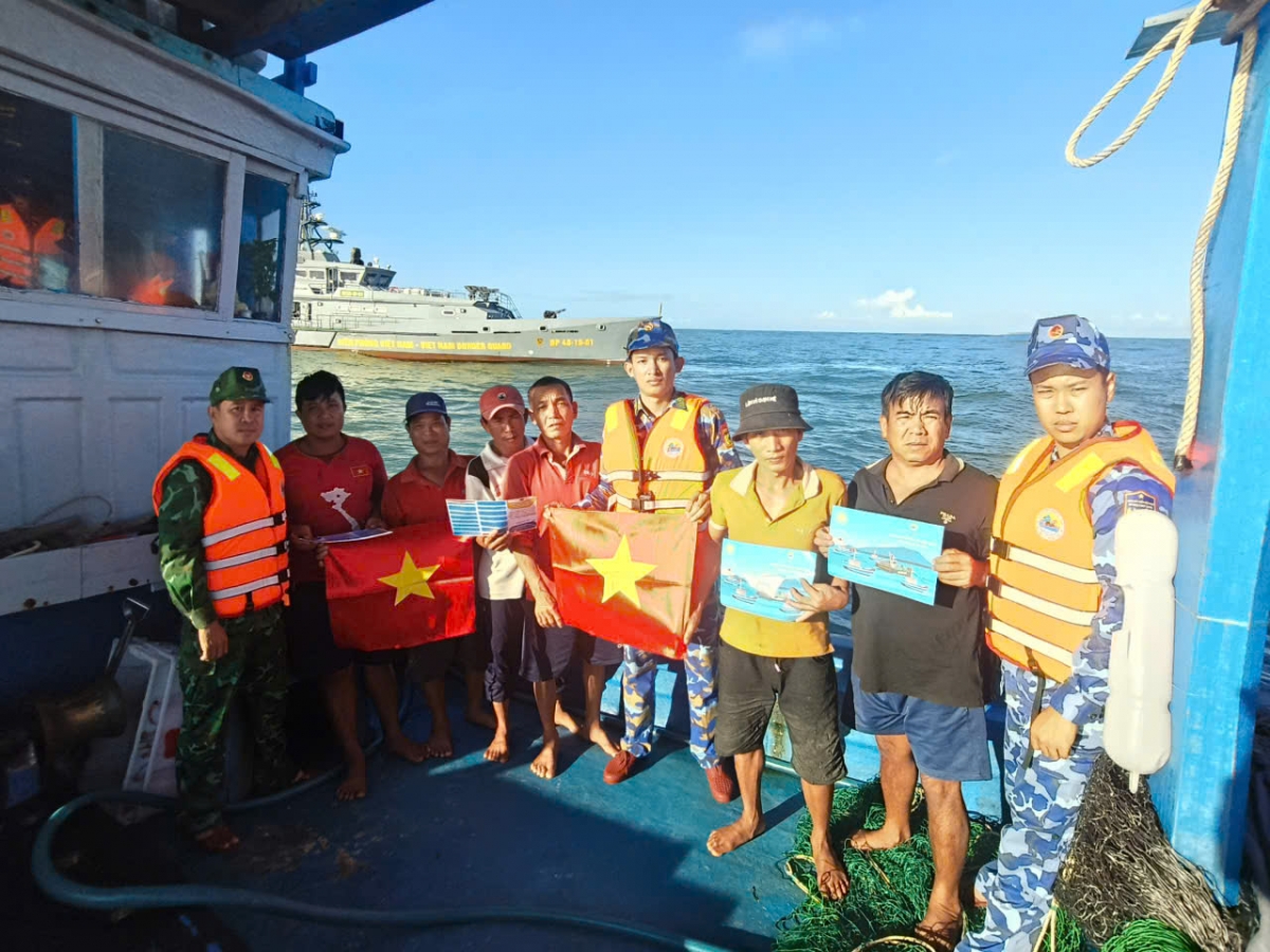 CBCS Hải đoàn 48 tặng cờ tổ quốc, phát tờ rơi cho bà con ngư dân