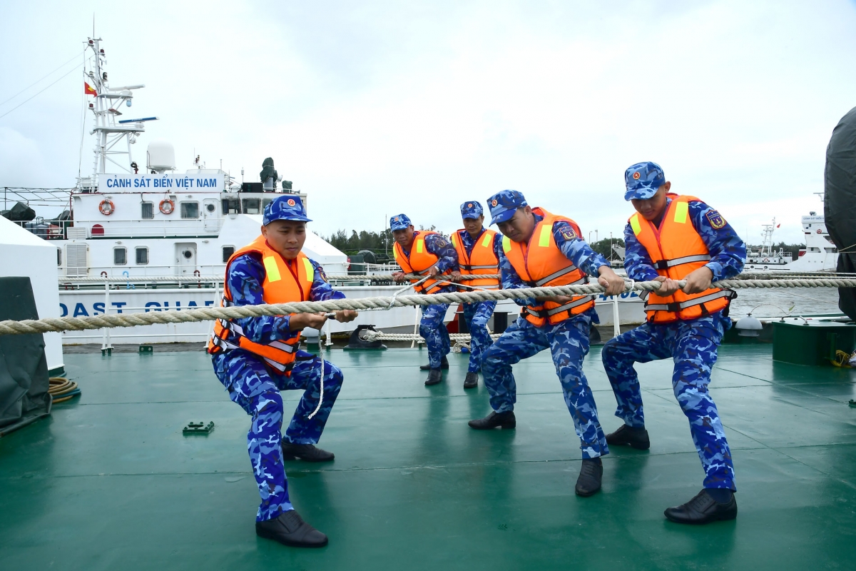 Các tàu CSB thuộc Hải đoàn 21, BTL Vùng Cảnh sát biển 2 làm tốt công tác chuẩn bị phòng chống cơn bão số 13