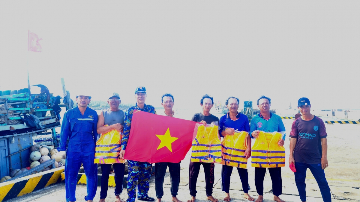 Tặng cờ Tổ quốc và áo phao cứu sinh cho ngư dân tàu PY 90009 TS