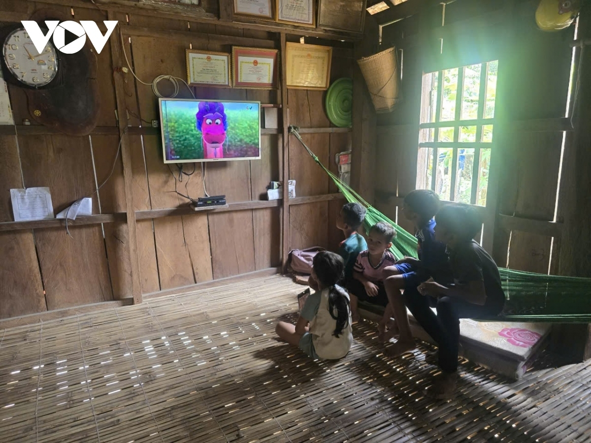 Trẻ nhỏ trong làng được xem phim hoạt hình
