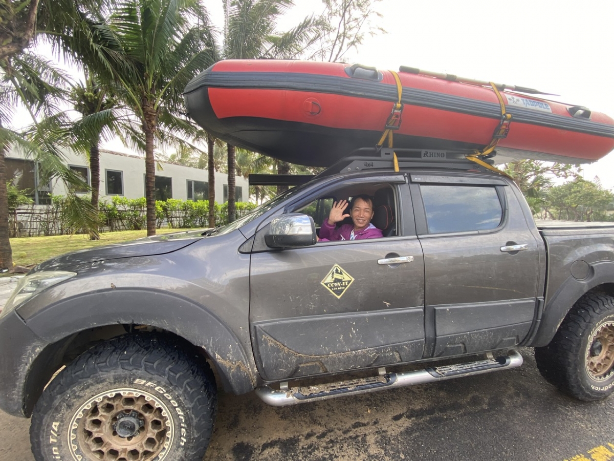 Cano để tiếp tế những thôn làng còn bị ngập sâu