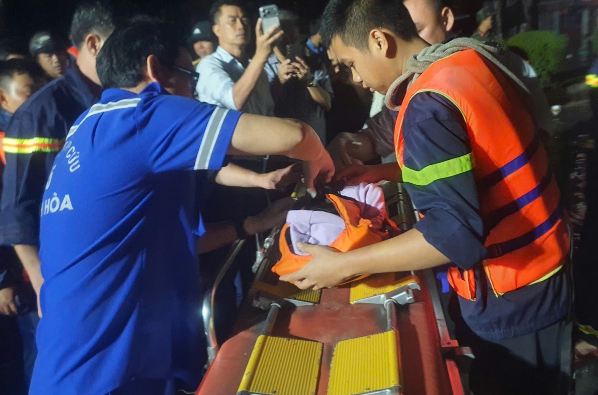 Cấp cứu 1 cháu bé tại vùng ngập lụt.