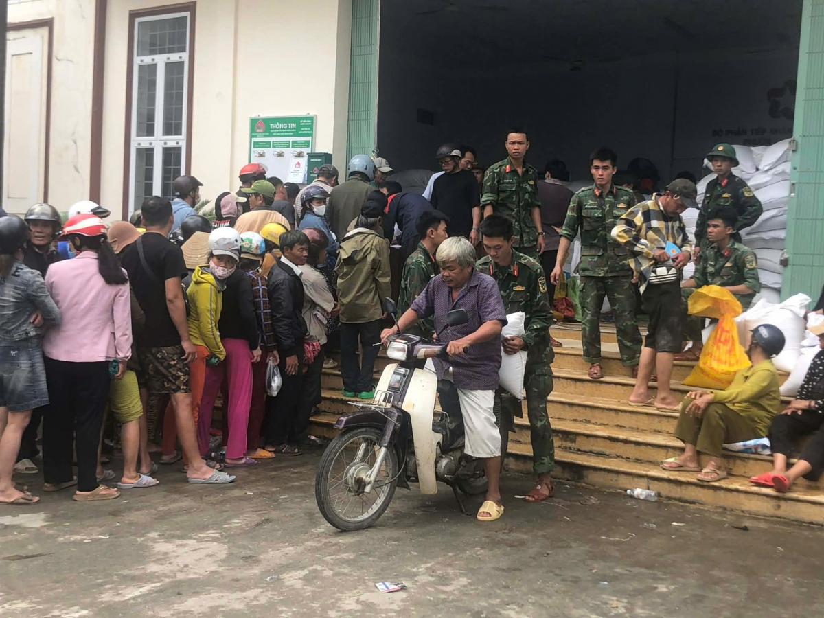 Cấp phát gạo cho dân