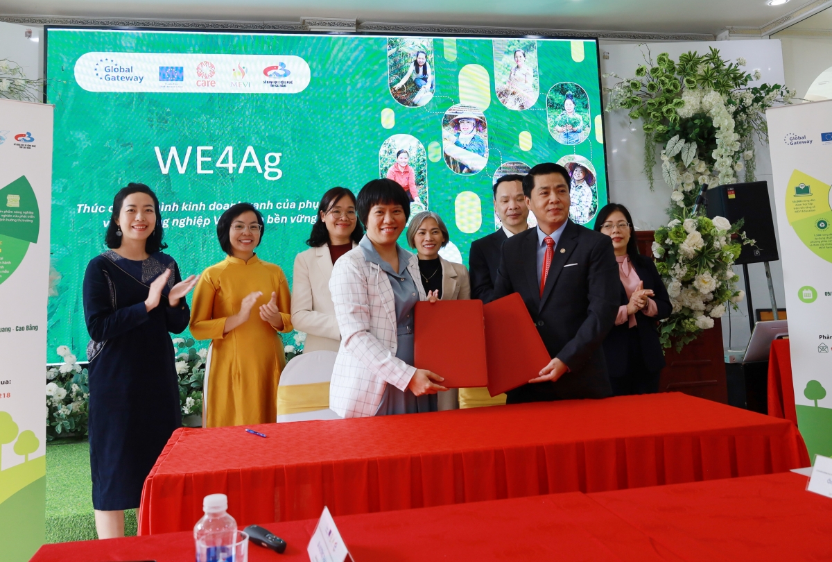 Đại diện Sở Khoa học và công nghệ tỉnh Cao Bằng và Tổ chức CARE tại lễ ký kết