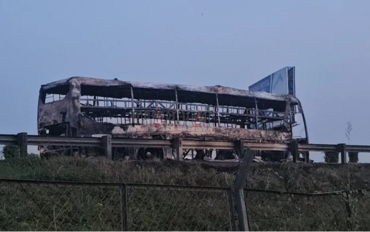 Xe khách bị thiêu rụi hoàn toàn, chỉ còn trơ khung (Ảnh: HD)