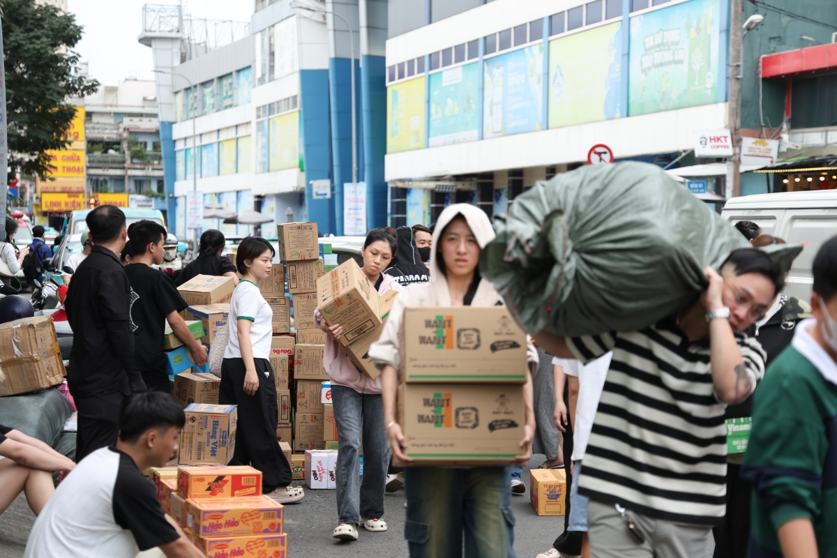 Chỉ trong một ngày kêu gọi, hơn 100 tấn hàng hoá thiết yếu đã được tiếp nhận tại địa điểm này.