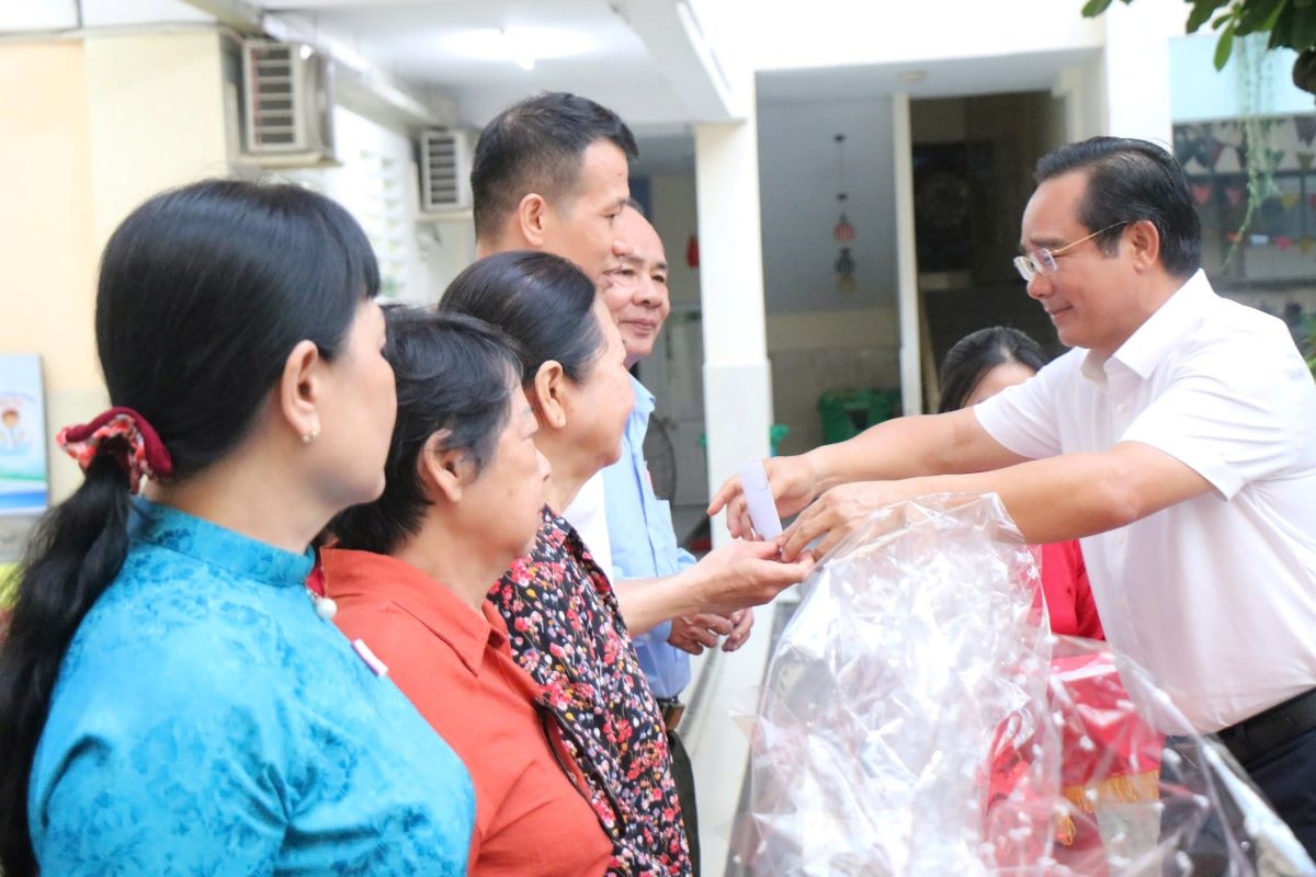 Chủ tịch UBND TP.HCM trao quà cho người dân