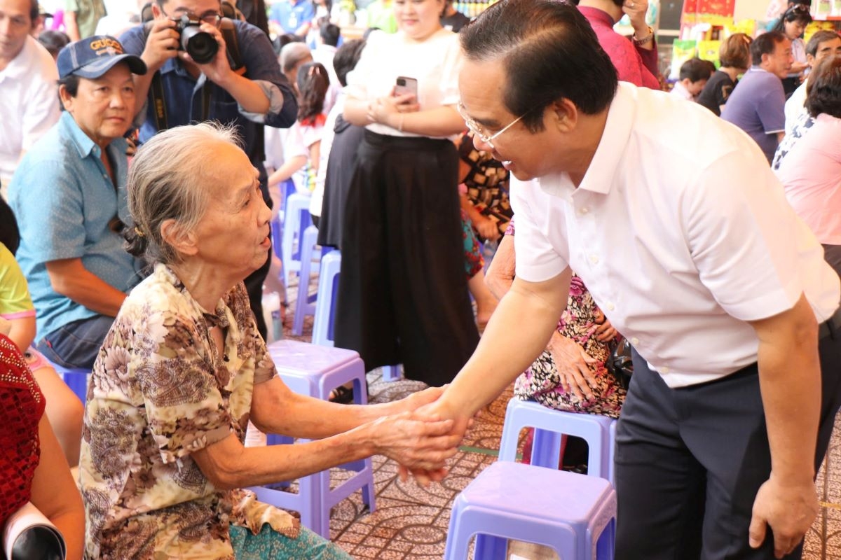 Chủ tịch UBND TP.HCM trò chuyện với người dân phường Bến Thành