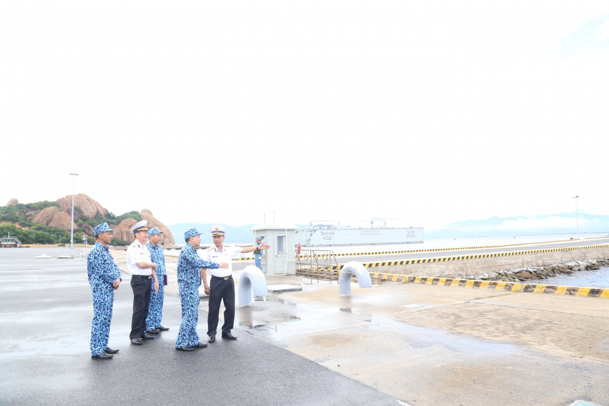 Chuẩn Đô đốc Nguyễn Anh Tuấn, Tư lệnh Vùng 4 Hải quân, kiểm tra tại Lữ đoàn Cảng quốc tế