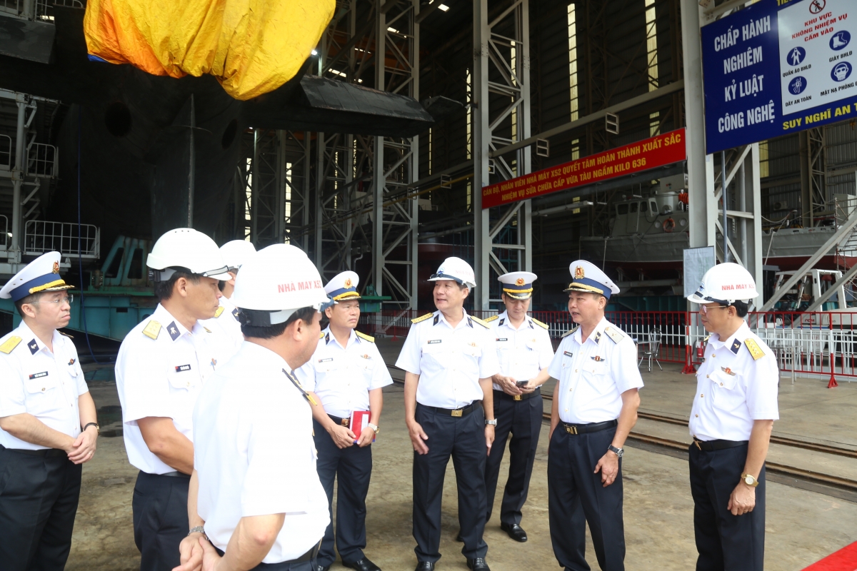 Chuẩn Đô đốc Nguyễn Anh Tuấn, Tư lệnh Vùng 4 Hải quân,kiểm tra tại nhà máy X52