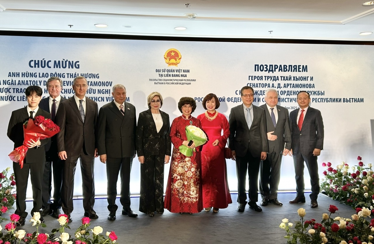 Nhiều quan chức Nga và Việt Nam đến chúc mừng Anh hùng lao động Thái Hương vinh dự được trao tặng Huân chương hữu nghị, phần thưởng cao quý của Nhà nước Nga