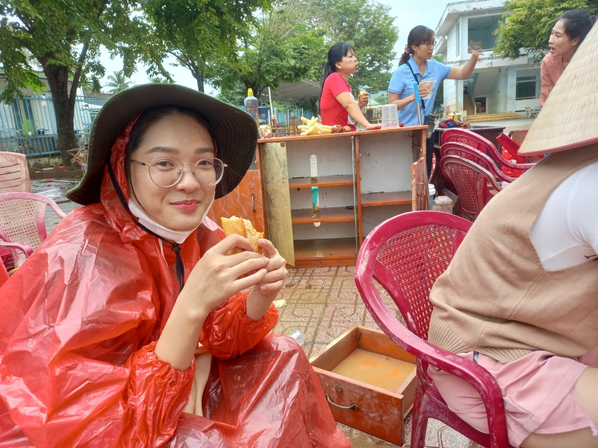 Cô giáo ở phường Tây Nha Trang, tỉnh Khánh Hòa dọn vệ sinh đón học sinh đến trường