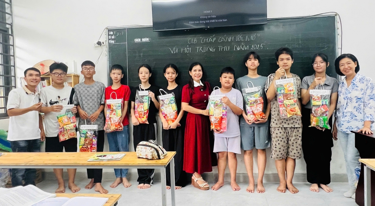 Cô Phạm Thị Kim Cương (đứng giữa) tặng quà cho học sinh.