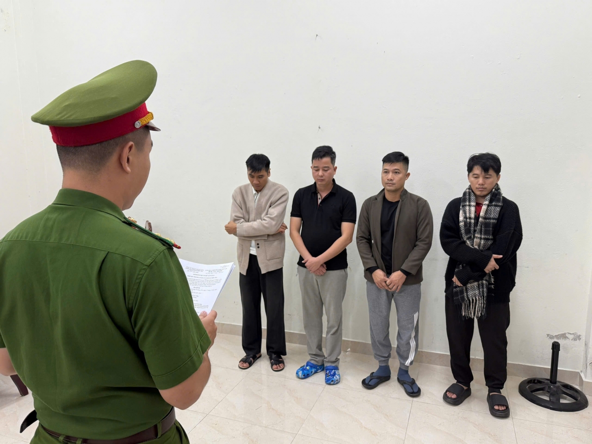 Cơ quan Công an tống đạt Lệnh khởi tố bị can bắt tạm giam 4 đối tượng