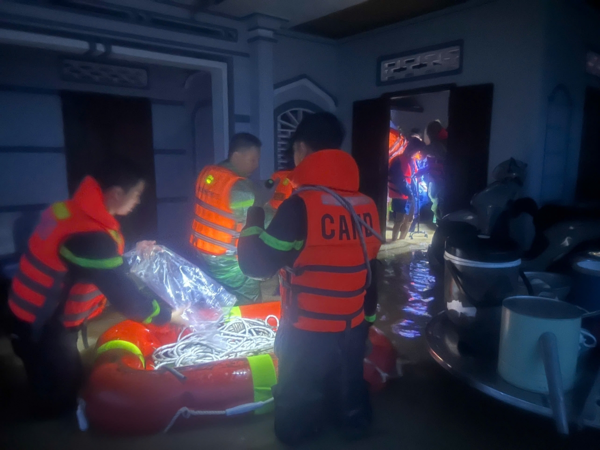 Lực lượng công an vào nhà cứu dân trong đêm tối, mất điện