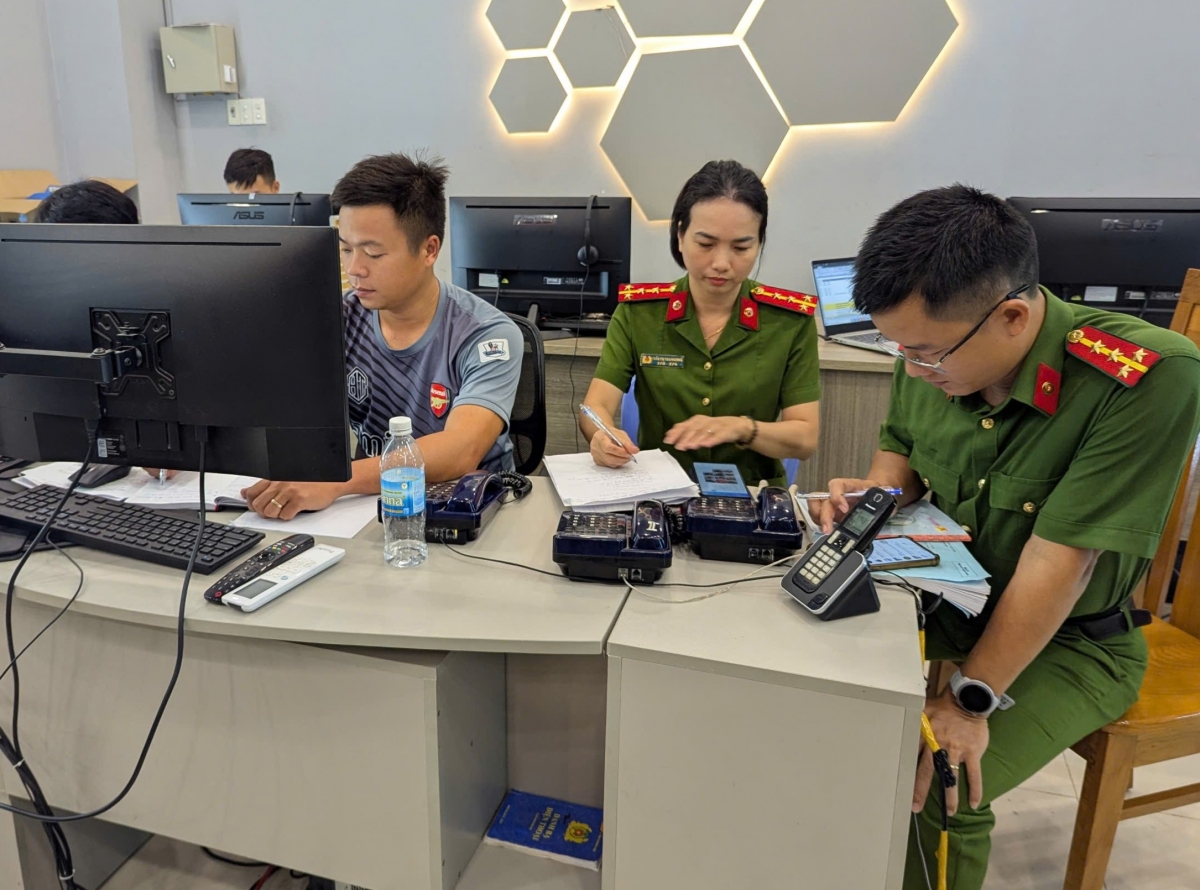 Công an tiếp nhận, phân loại và xử lý thông tin cứu nạn.