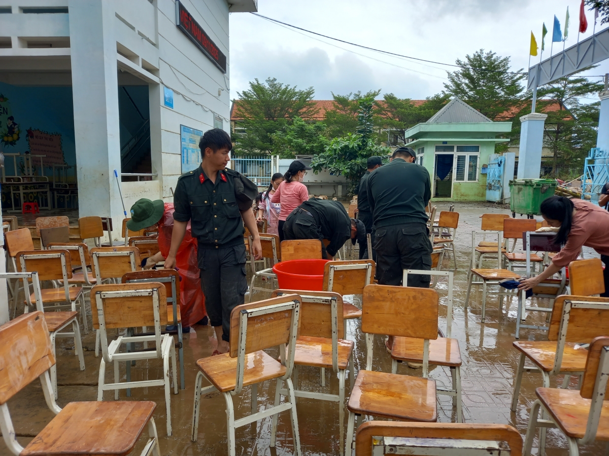 Công an tỉnh Khánh Hòa chà rửa từng bộ bàn, cái ghế