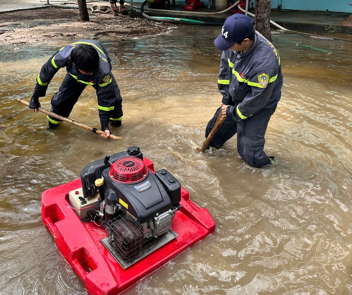 Công an tỉnh Khánh Hòa huy động lực lượng, phương tiện dọn vệ sinh các trường học