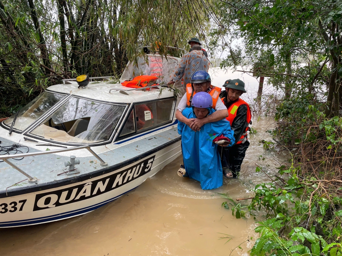 Công tác ứng cứu vẫn đang được các lực lượng chức năng dồn lực triển khai