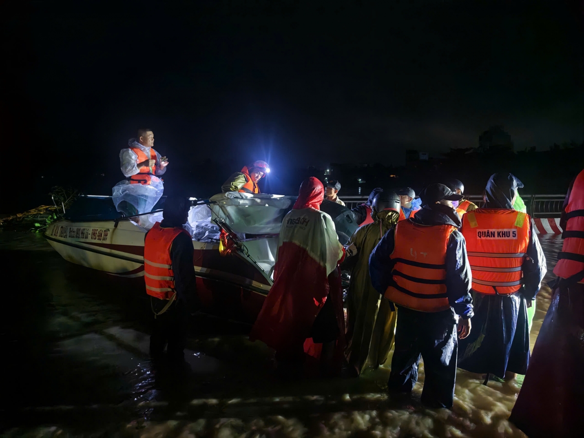 Cùng với bộ đội, công an, các đội nhóm cứu hộ đã góp phần làm giảm thiệt hại trong đợt lũ lịch sử vừa qua ở tâm lũ Phú Yên.