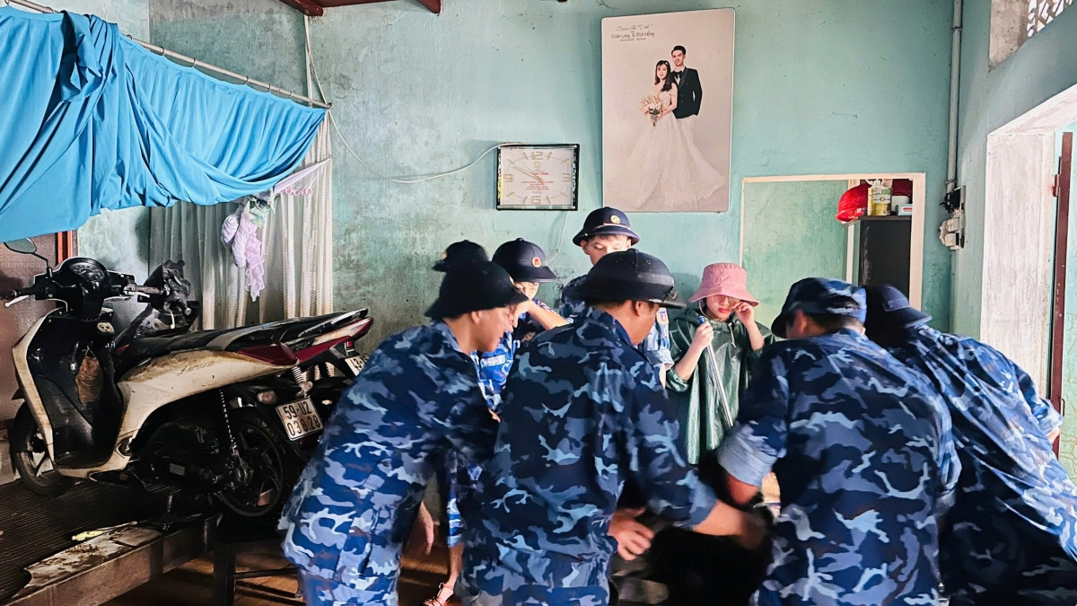 Giúp các họ gia đình nạo vét bùn đất, rác thải.