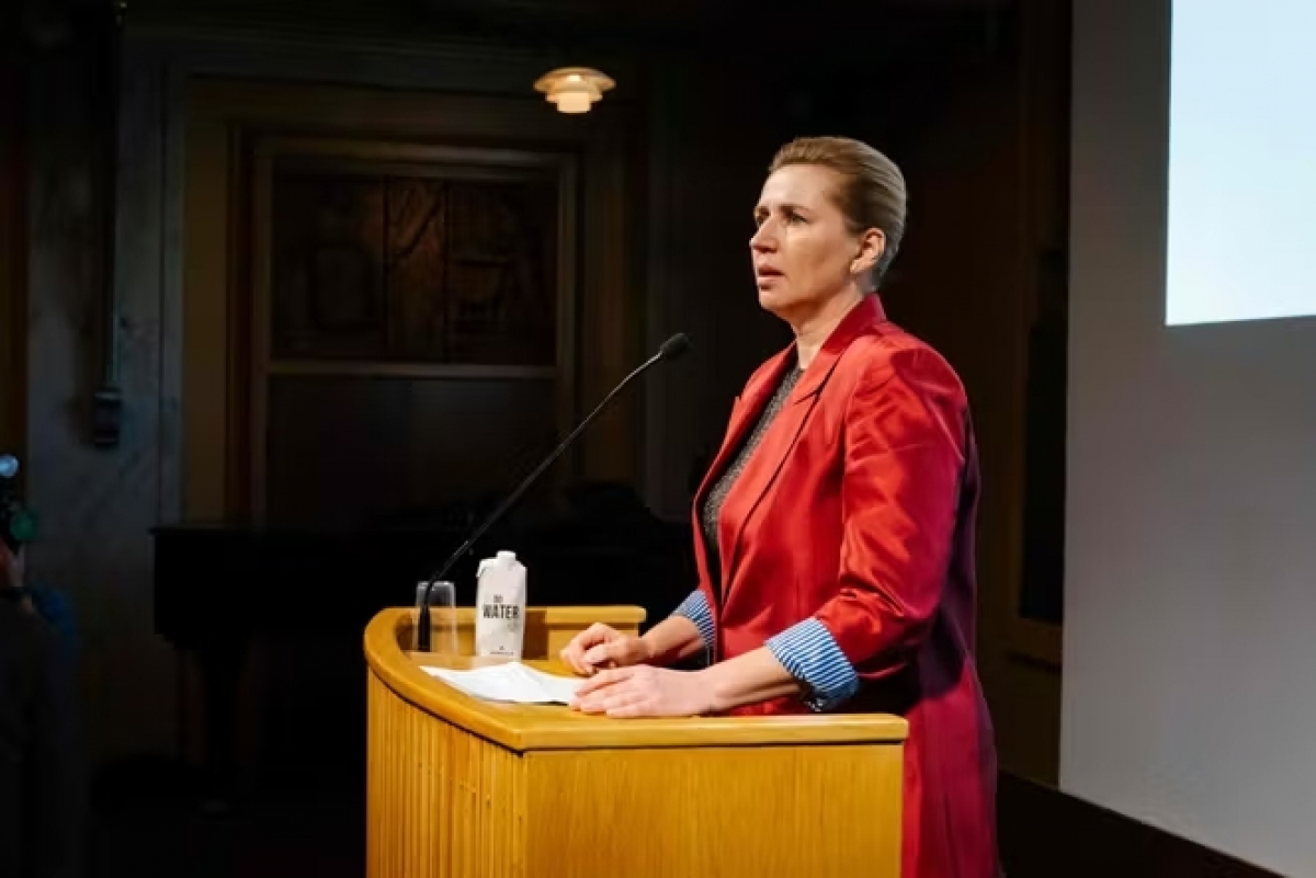 Hình ảnh “người phụ nữ thép” từng giúp Thủ tướng Mette Frederiksen ghi điểm trong đại dịch Covid-19 nay lại trở thành gánh nặng - Ảnh: Le Monde