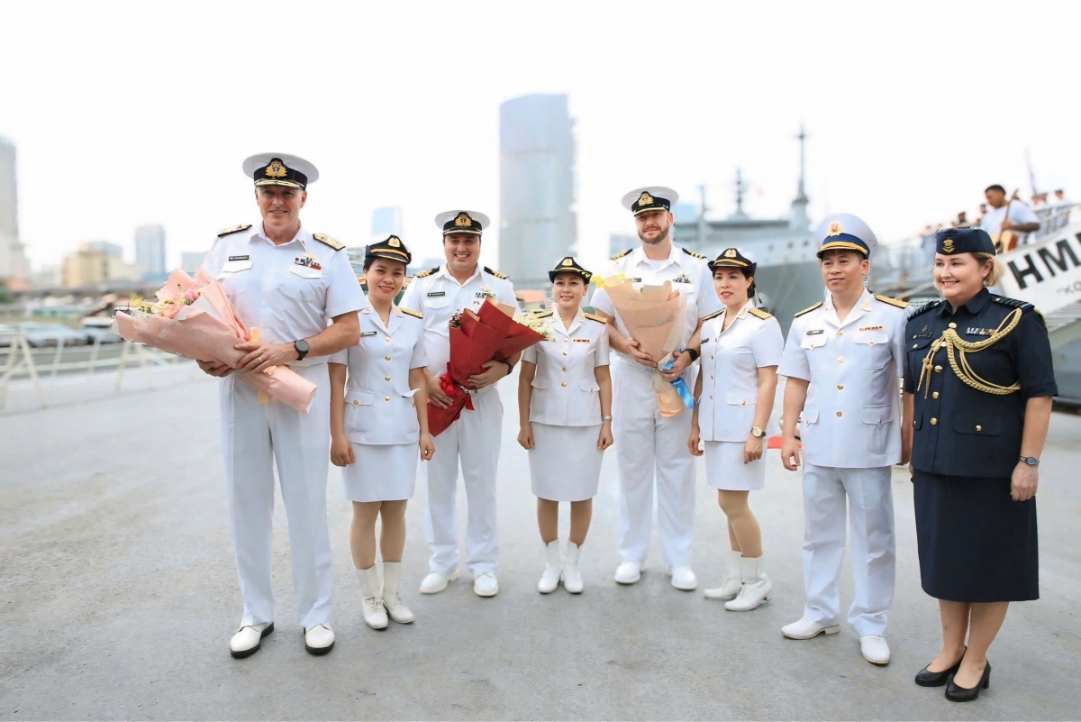 Tặng hoa sĩ quan và thủy thủ tàu Hải quân Hải quân New Zealand trong chuyến  thăm xã giao Việt Nam