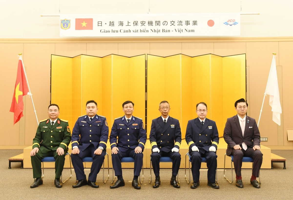 Đại biểu hai bên chụp hình lưu niệm