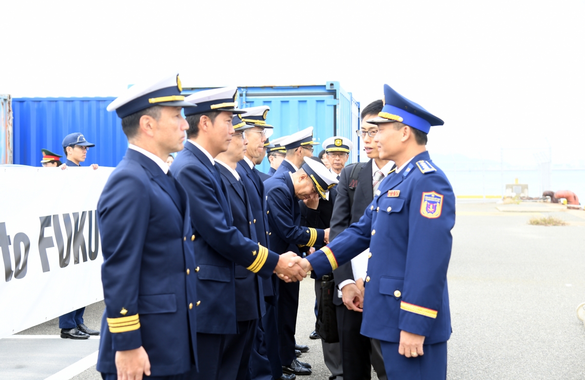 Đại biểu Lực lượng Bảo vệ bờ biển Nhật Bản đón Trưởng đoàn công tác Cảnh sát biển Việt Nam tại cảng Hakata