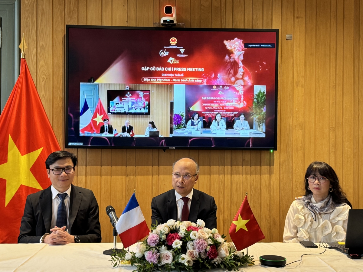 Đại sứ Việt Nam tại Pháp, Đinh Toàn Thắng (giữa) nhấn mạnh sự kiện này có ý nghĩa to lớn, giới thiệu những thành tựu của điện ảnh Việt Nam trong những thập kỷ qua - Ảnh: Anh Tuấn/VOV