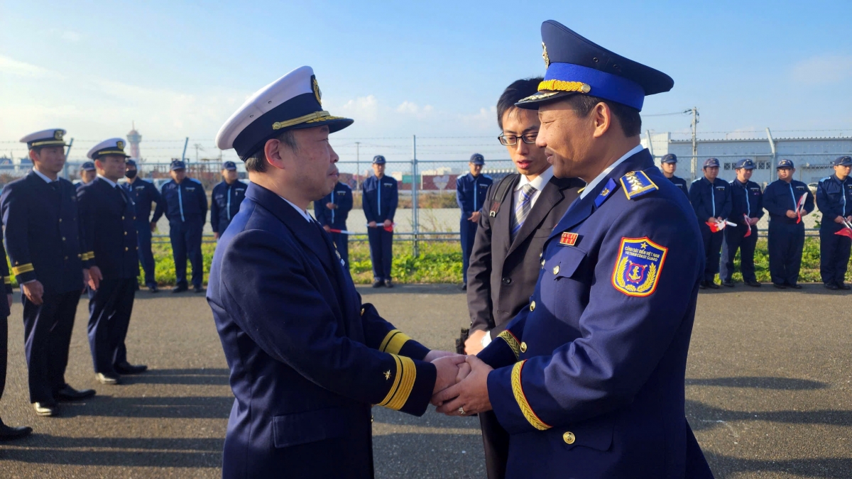Đại tá Lê Thanh Hải chào tạm biệt Ngài Takahashi, Phó Tư lệnh Vùng 7, Lực lượng Bảo vệ bờ biển Nhật Bản