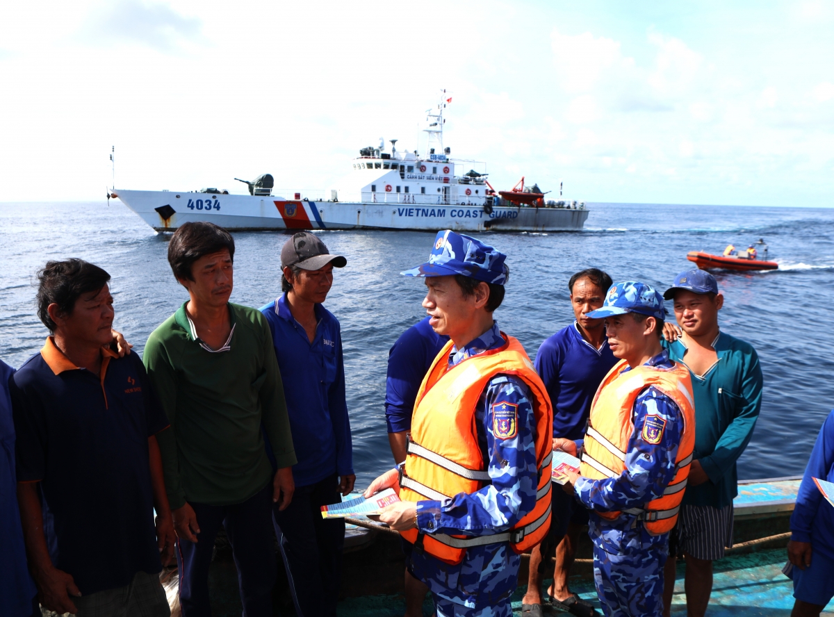 Đại tá Lê Văn Tú, trực tiếp lên táu cá tuyên truyền cho ngư dân