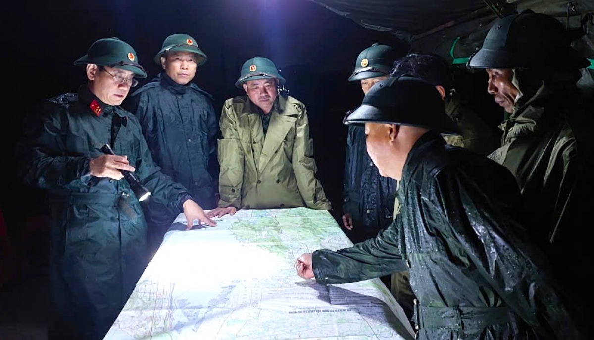 Đại tá Phan Đại Nghĩa nghe các đơn vị báo cáo phương án cứu hộ