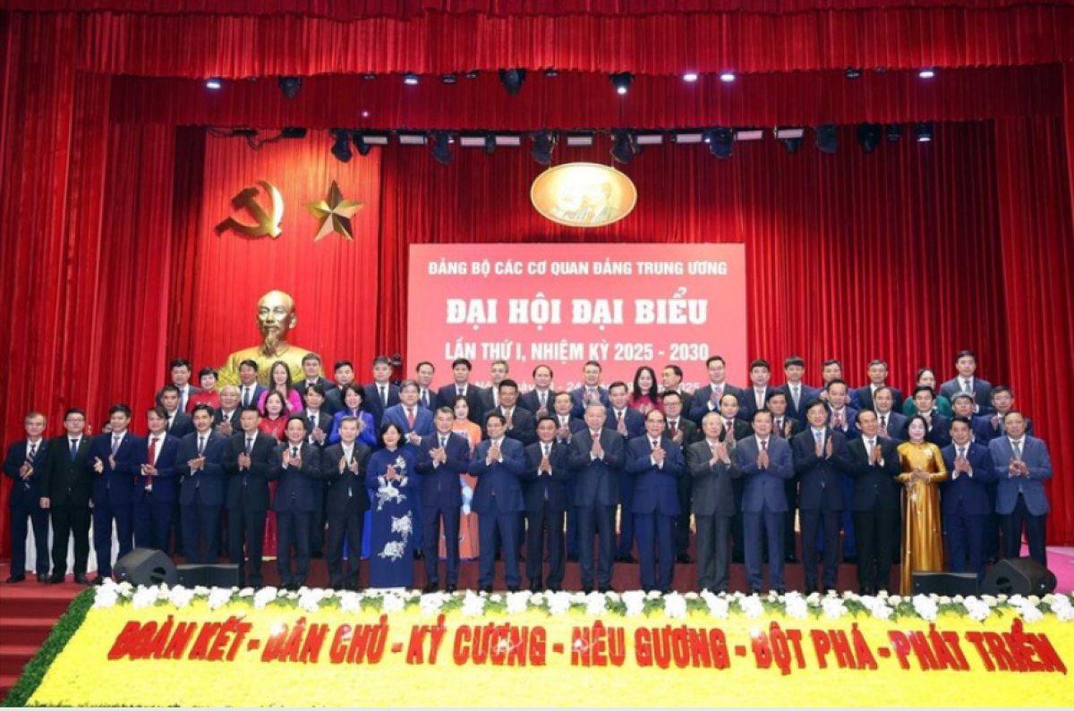 Tổng Bí thư Tô Lâm, các đồng chí lãnh đạo, nguyên lãnh đạo Đảng, Nhà nước và các đại biểu dự Đại hội Đảng bộ các cơ quan Đảng Trung ương lần thứ I, nhiệm kỳ 2025-2030 (24/9/2025) - Ảnh: TTXVN
