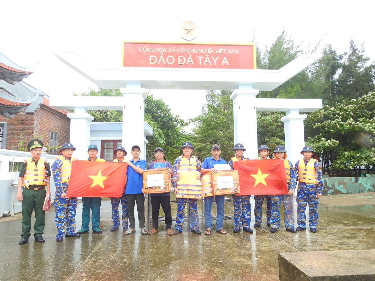 Đảo Đá Tây tặng quà cho ngư dân