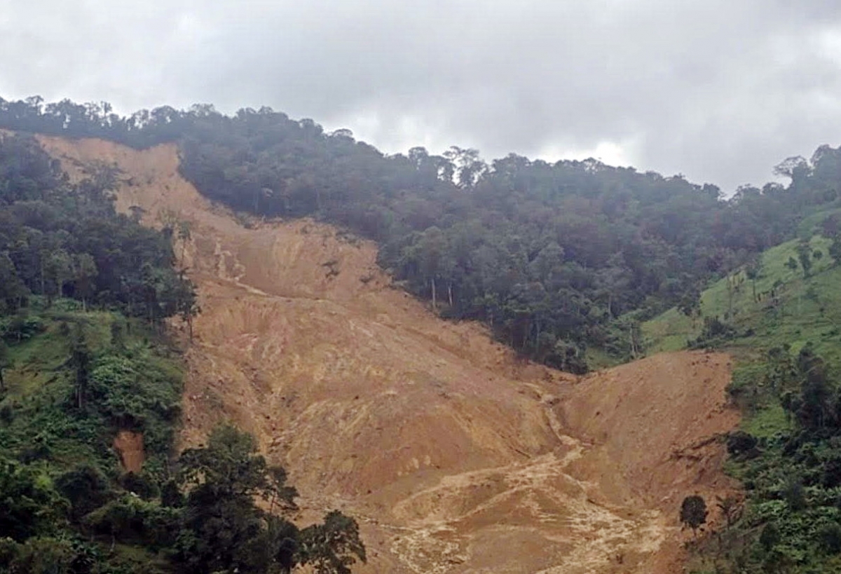 Đất đá từ trên cao tiếp tục đổ xuống.