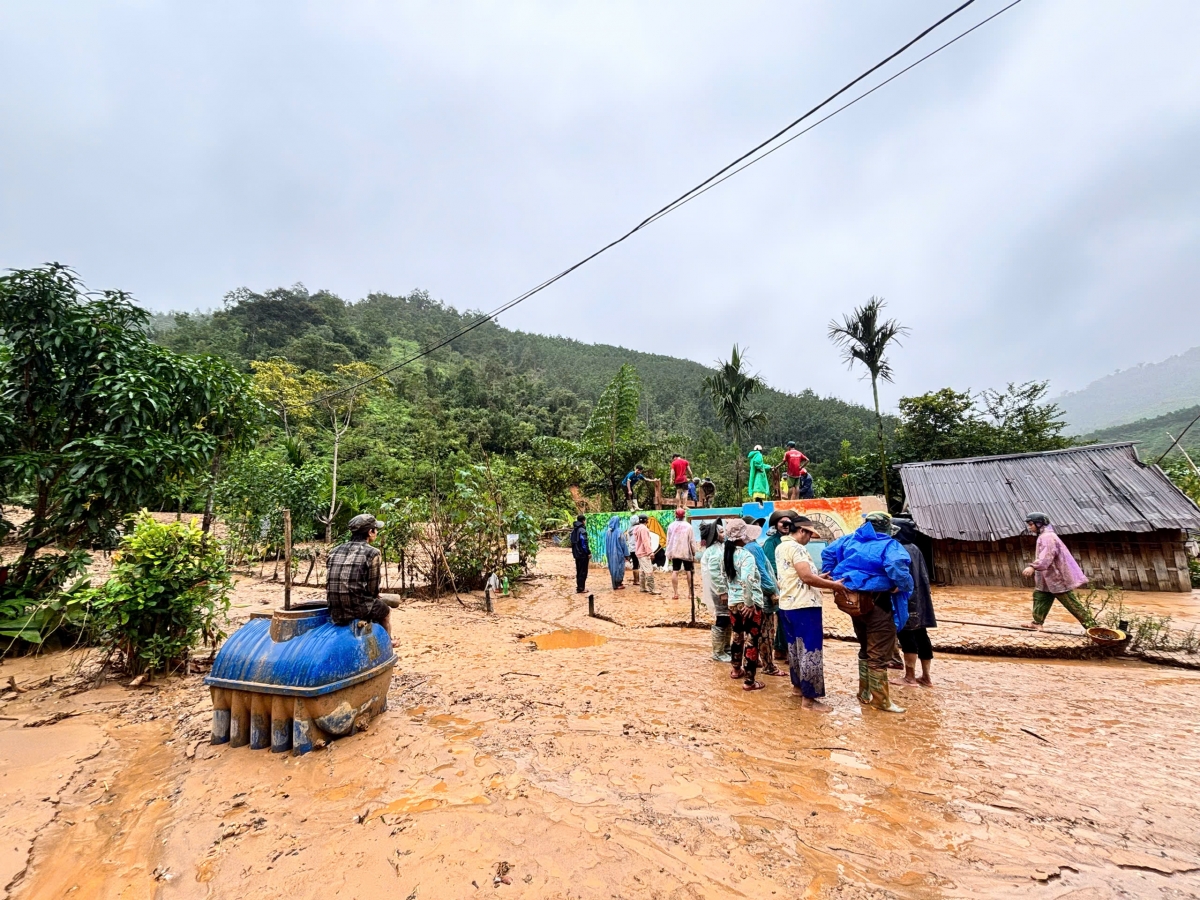Lũ quét lấp nhà dân tại xã miền núi A Vương, Đà Nẵng trong đợt mưa lũ cuối tháng 10 vừa qua.