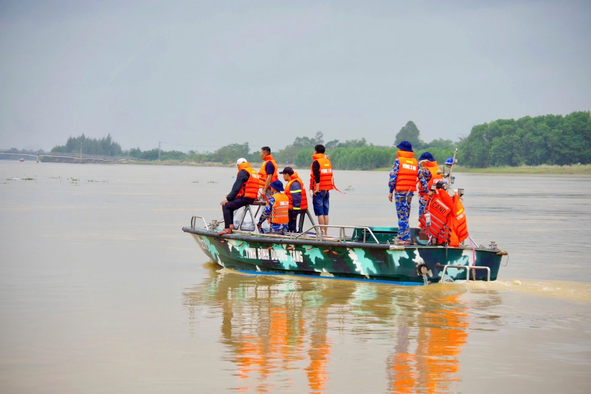 Lực lượng Lữ đoàn 172 tích cực, nỗ lực tìm kiếm nạn nhân mất tích tại phường Hội An Tây, thành phố Đà Nẵng.
