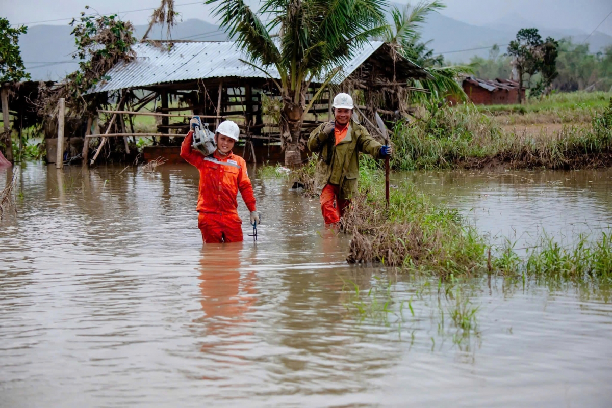 Ngành điện Đắk Lắk cam kết đến 15h chiều 26/11 sẽ đảm bảo 100% khách hàng phía Đông tỉnh được cấp điện trở lại.