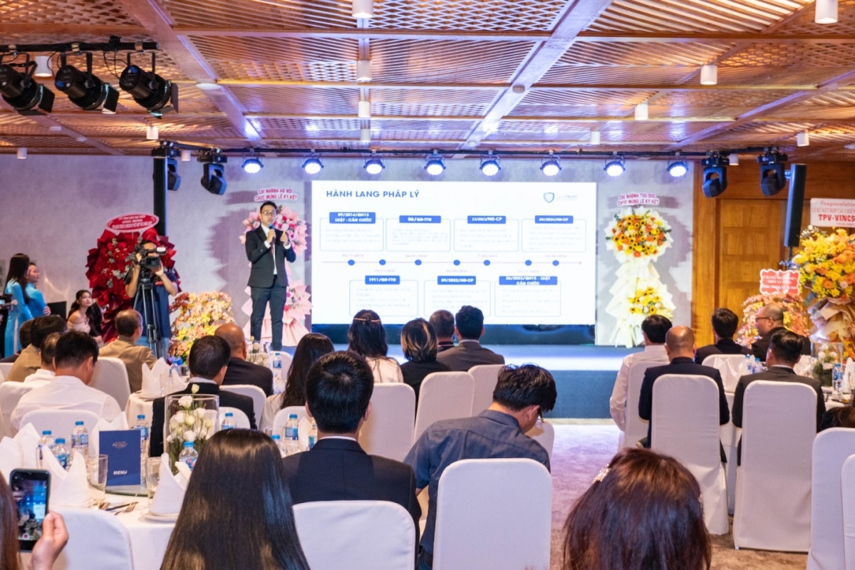 Chuyên gia giới thiệu và trình bày về giải pháp xác thực và bảo mật dữ liệu.