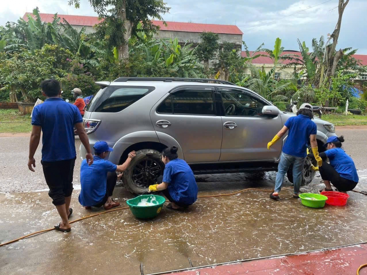 Đoàn thanh niên xã Ia Hrung triển khai rửa xe gây quỹ ủng hộ vùng lũ.