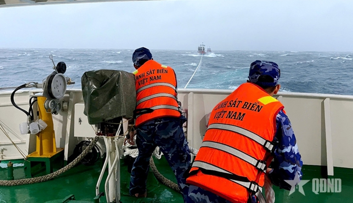 Đoàn viên thanh niên xung kích thực hiện nhiệm vụ tìm kiếm cứu nạn trên biển